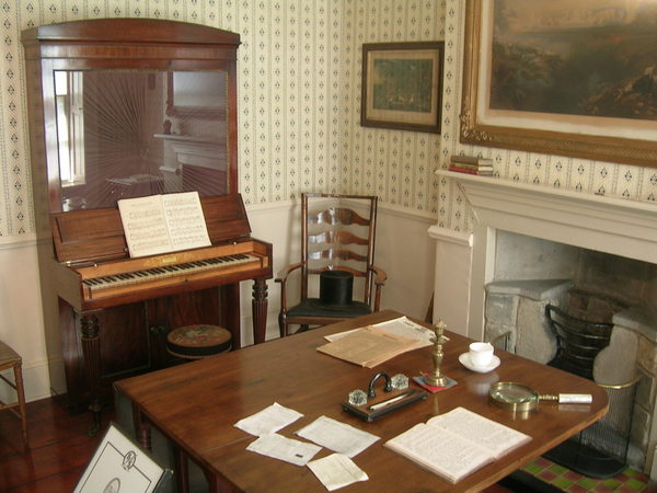 À droite du hall d'entrée, le bureau du père des Brontë. © Tanya & Richard - www.worldisround.com